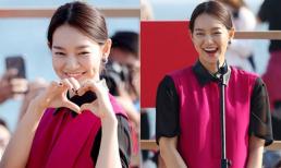 Shin Min Ah khoe nụ cười má lúm 'hái ra tiền' với váy hồng nổi bật