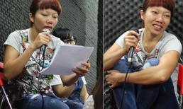 Diva Hà Trần mặt mộc, ngồi xổm trên ghế tập nhạc