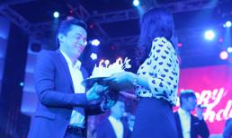 Vợ 9x Lam Trường bất ngờ mừng sinh nhật chồng trên sân khấu