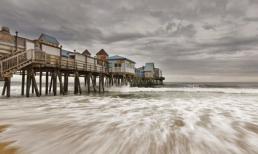 Sải bước trên cầu tàu đẹp như tranh vẽ