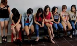 Bắt quả tang “2 ông, 9 bà” đang quan hệ tập thể