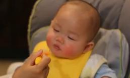 Bé vừa ngủ vừa ăn siêu đáng yêu