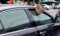 Mẹ mải mua sắm, con suýt chết vì kẹt cổ vào cửa xe ôtô