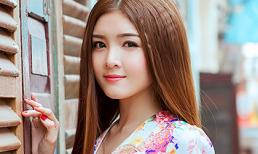 'Búp bê' Lily Luta duyên dáng váy hoa mùa thu rực rỡ