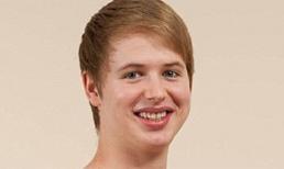 Chàng trai có bộ ngực 'tấn công' như thiếu nữ