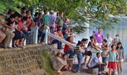 Người dân vây kín hồ Hoàng Cầu xem tìm xác người đuối nước