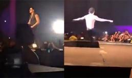 Mải khoe body, nam ca 'rớt' khỏi sân khấu lúc nào không hay