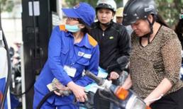 Xăng giảm giá gần 700 đồng/lít