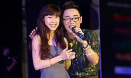 Trúc Nhân tình tứ song ca cùng fan nữ 