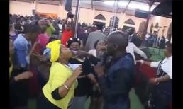 Mục sư Nam Phi cho tín đồ uống... xăng