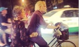 Xúc động hình ảnh vợ chồng già đèo nhau bằng xe đạp đêm 10/10