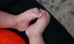 Bé 10 tháng khỏe mạnh dù bị lấp dưới xác phân hủy