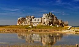 Đến Pháp xem ngôi nhà “mắc kẹt” giữa hai tảng đá