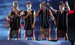 BTC 'The X-Factor' xin lỗi về sự cố dùng khăn Piêu làm khố