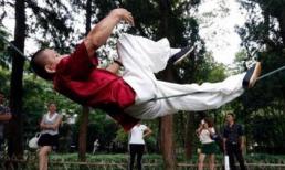 Người đàn ông có khả năng ngủ trên dây hệt tiểu thuyết võ hiệp