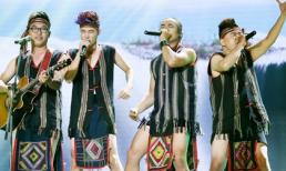 Thí sinh X Factor bị chỉ trích vì dùng khăn trùm đầu làm khố