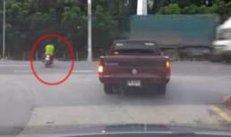 Rùng mình cảnh hai thanh niên bị xe tải tông