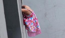 Hoảng hồn bé 5 tuổi đu mình trên tầng 15 của tòa nhà