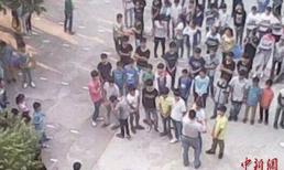 Hiệu trưởng giận giữ cắt tóc 30 sinh viên ngay giữa trường