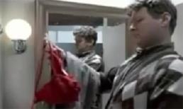 Chết cười người đàn ông gặp sự cố khi thử bikini