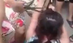 Nữ giáo viên bị cắt tóc, xé đồ ngay trước lớp học
