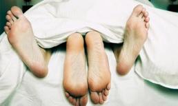 Nửa đêm chồng 'thèm'