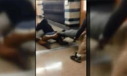 Đau lòng cảnh cô trò túm tóc tạt tai nhau