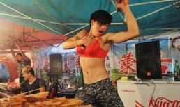 Chủ cửa hàng mặc 'áo bé' nhảy cực 'sung' để hút khách