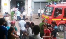 Cảnh sát di chuyển valy nghi đựng thi thể nạn nhân