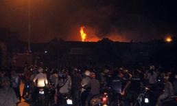 HN: Cháy gần tòa nhà Keangnam, dân vội dọn đồ ra đường