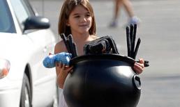 Bé Suri hào hứng đi sắm đồ Halloween 