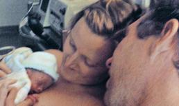 Bé sơ sinh đã chết bỗng sống lại khi được mẹ ôm