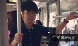 Chàng trai đứng yên để cụ ông tựa đầu ngủ suốt chặng xe buýt