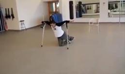 Vũ điệu với nạng của anh chàng gãy chân
