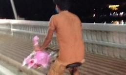 Thanh niên nghèo đạp xe mua hoa hồng lay động chị em