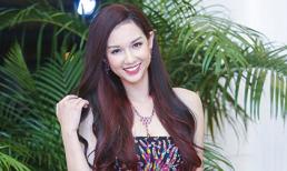 Quỳnh Chi đeo dây chuyền 2 tỷ đi làm MC