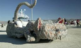 Những chiếc xe và những bộ trang phục 'dị' nhất mọi thời đại