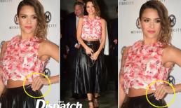 Jessica Alba túm cạp váy tạo dáng trước ống kính