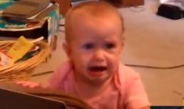 Cho bé chơi với mà