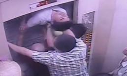 Tự đập tường giải thoát khỏi thang máy mắc kẹt