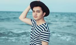 Nam Cường khoe vẻ điển trai trước biển