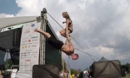 Cặp đôi và bài thể dục trên cột biến ảo