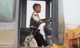 Em bé lái máy ủi như đúng rồi!!!