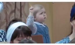 Biểu cảm của bé khi nghe nhạc