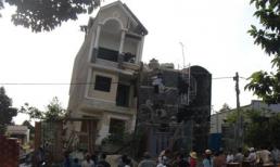 Nhà 3 tầng bỗng dưng đổ nghiêng, 10 người thoát chết