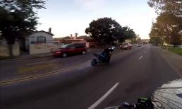 Thanh niên vừa 'đốt lốp' vừa đánh võng trên đường