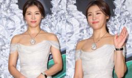 'Hoàng hậu Ki' Ha Ji Won khoe vai trần với váy trắng tinh khôi