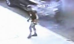 Thanh niên cháy như than vẫn đi bộ trên phố