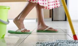 Đàn ông sống với vợ, không sống với cây lau nhà!