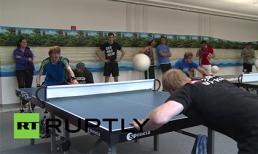 Kỳ lạ với môn thể thao chơi bóng bàn bằng đầu